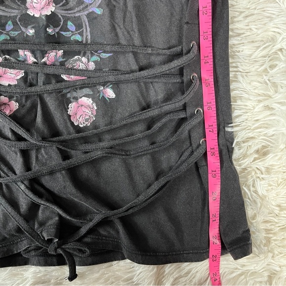 New GUESS Womens Rocker Rose Heart Lace-Up Graphic Tee Black Floral Print Sze M - Picture 10 of 13